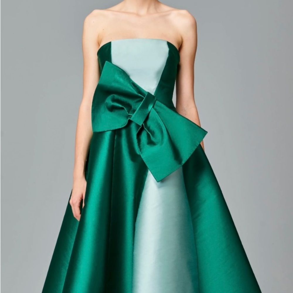Elegant Green Strapless Gown with Bow